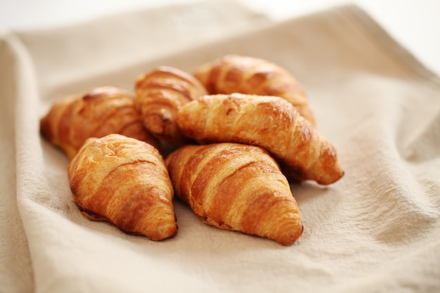 Verse franse croissants op een tafelkleed Gratis Foto