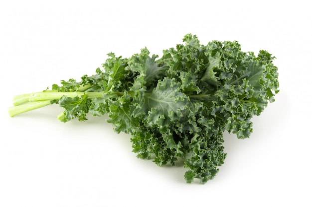 Verse organische groene boerenkool geïsoleerde bladeren Premium Foto