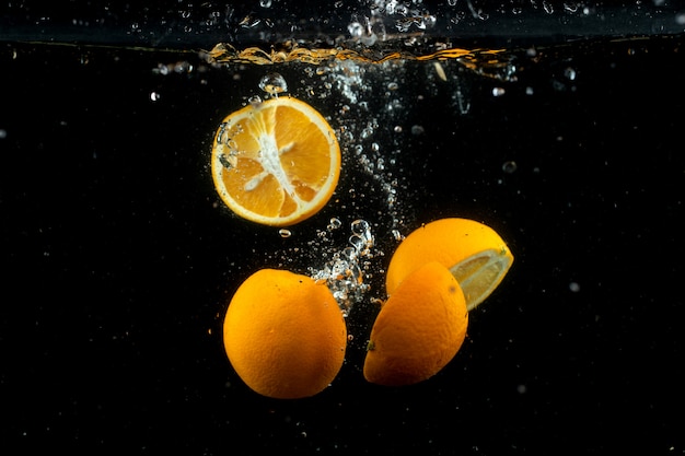 Verse sinaasappels in het water Gratis Foto