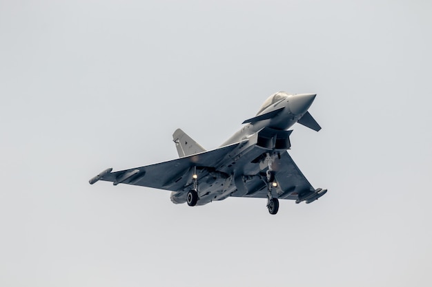 Vliegtuigen eurofighter typhoon c-16 Premium Foto