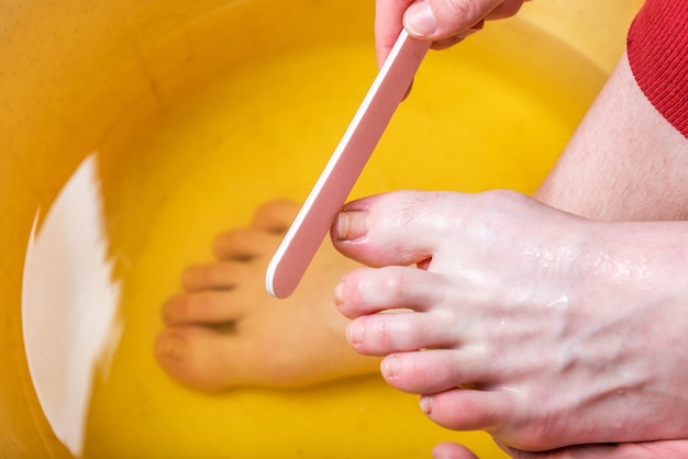 Variant monteren geleider Voetbaden. verzorging van huid en nagels op voeten en hielen. vijlen van de  teennagels. | Premium Foto