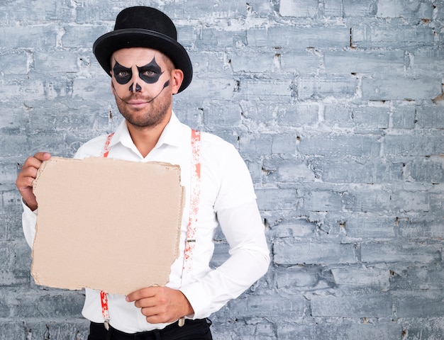 Volwassen mens in halloween-kostuum met model Gratis Foto