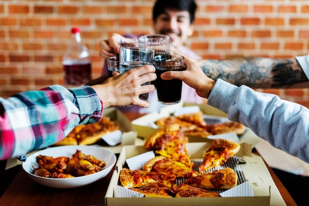 Wonderbaar Vrienden die pizza samen thuis eten | Premium Foto PG-83