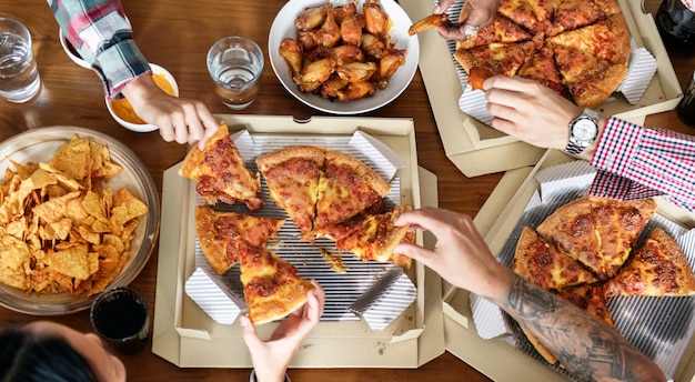 Ongekend Vrienden die pizza samen thuis eten | Premium Foto HQ-58
