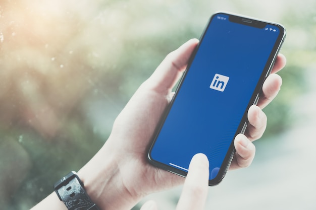 Vrouw die een smartphone met de sociale netwerkdienst houdt op het scherm. Premium Foto