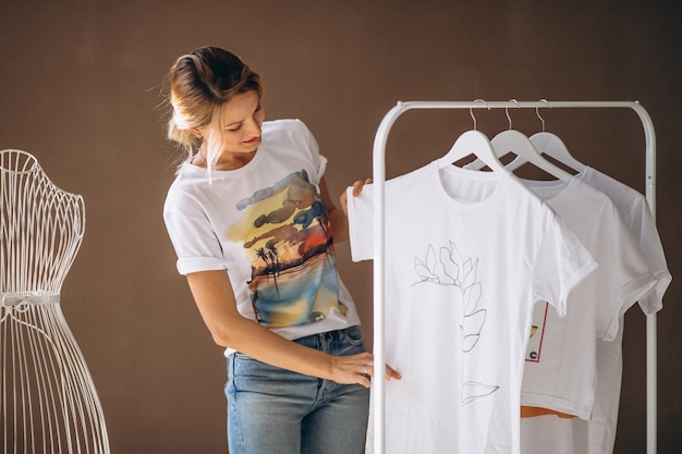 Vrouw die een wit overhemd koos Gratis Foto