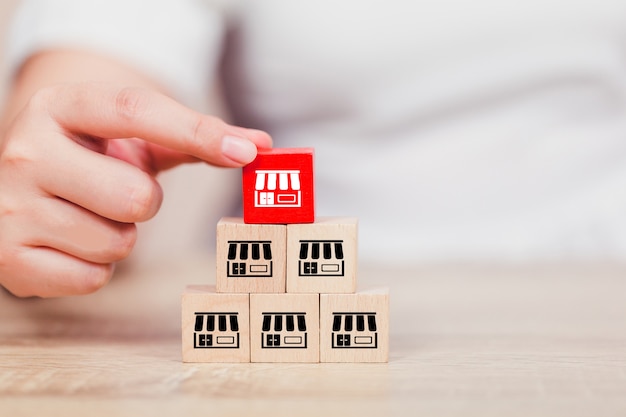 Vrouw hand kiezen hout blog met franchise marketing. Premium Foto