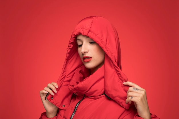 Vrouw in rode winter jas met capuchon Gratis Foto
