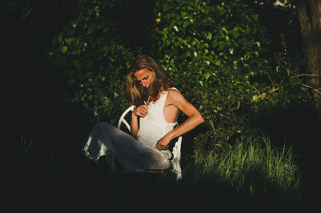 Vrouw in witte jurk in de tuin Gratis Foto