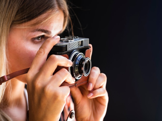 Vrouw met camera die foto's neemt Gratis Foto