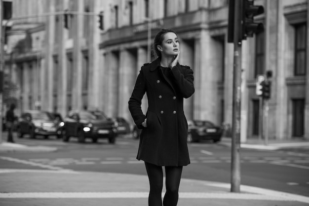landheer neef borstel Vrouw new york stad lopen over straat portret model persoon jonge  schoonheid mode zwarte outfit | Premium Foto