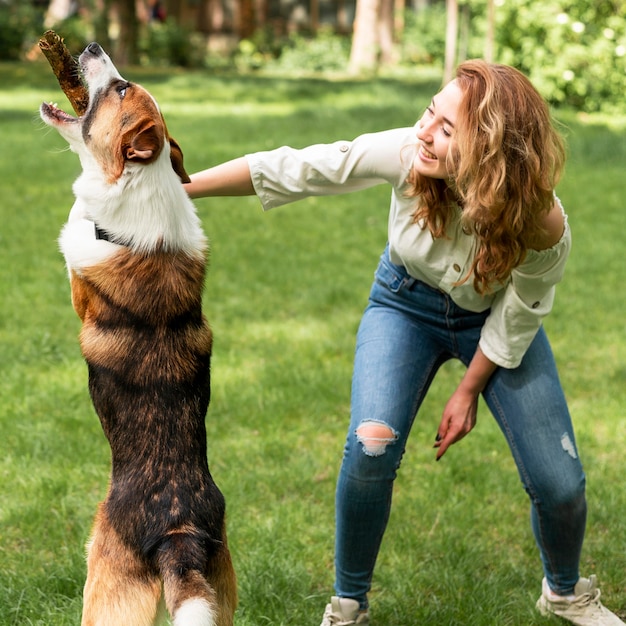 Vrouw Speelt Met Haar Hond In Het Park Gratis Foto 
