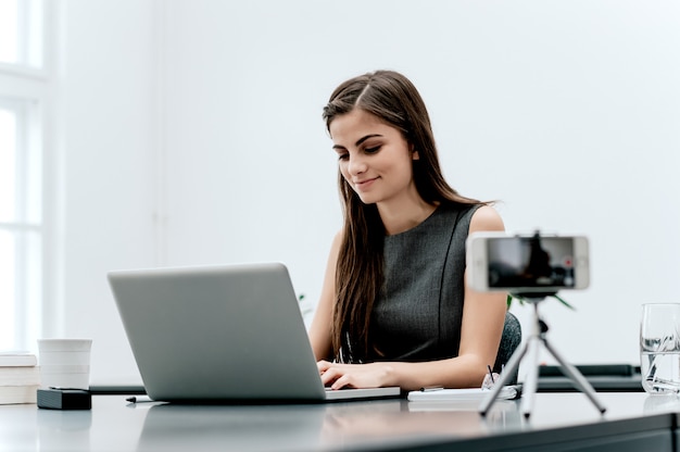 Vrouwelijke vlogger neemt content op voor haar videoblog. Premium Foto
