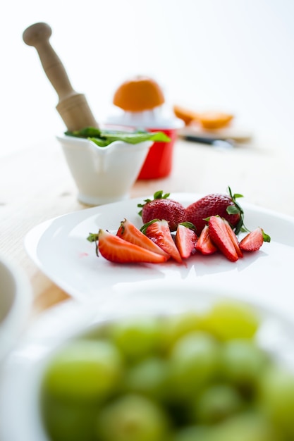 Vrouwen oranje keuken eten banaan Gratis Foto