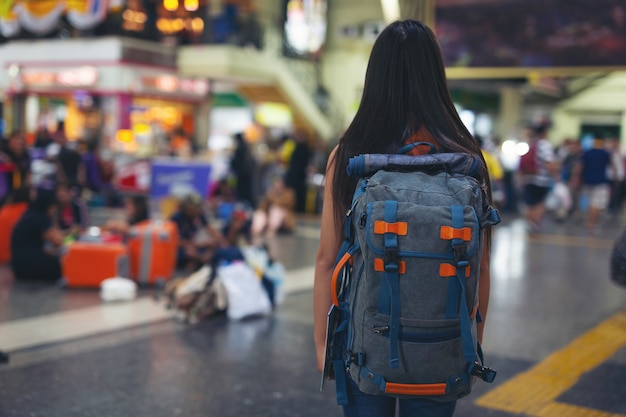 Vrouwen reizen graag op de kaart naar het treinstation. Gratis Foto
