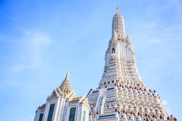Wat arun (de tempel van de dageraad) in bangkok is een boeddhistische tempel Premium Foto