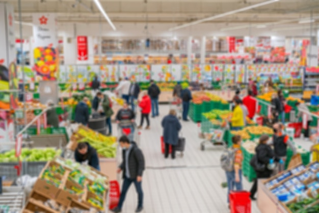 getuige Aantrekkingskracht grafiek Wazig supermarkt. goederen verkopen in een winkel. onscherpe achtergrond  van het winkelend publiek in een winkel. | Premium Foto