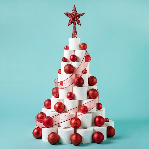 Wcpapier kerstboom met kerstballen en klatergoud Gratis Foto