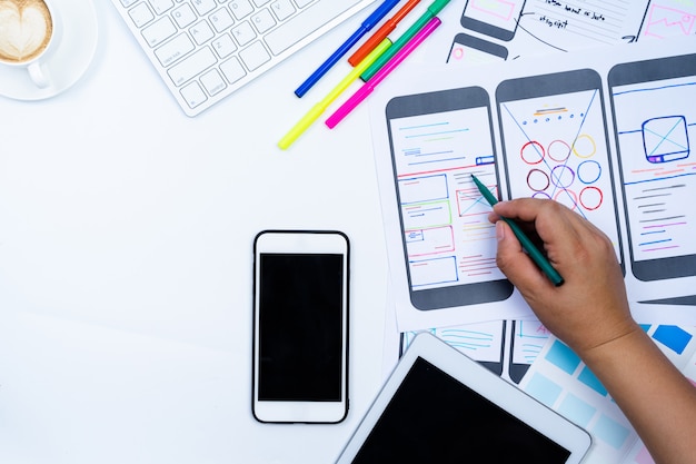 Website ontwerper creatieve planning applicatie ontwikkeling ontwerp schets tekening sjabloon lay-out framework wireframe ontwerp studio Premium Foto