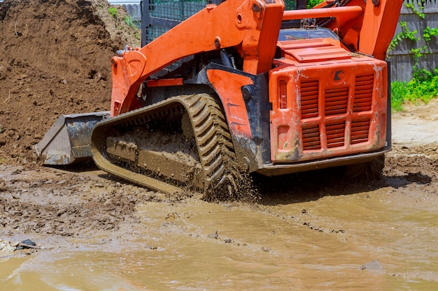 Wiellader graafmachine met backhoe lossen aarde op eathmoving werkt bouw site steengroeve Premium Foto