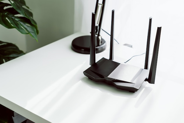 Wifi en breedband router op witte tafel in de kamer thuis. Premium Foto