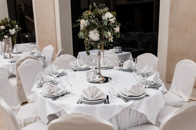 Witte Ronde Tafel Met Een Bloemen Middelpunt Geserveerd In Het Restaurant Gratis Foto