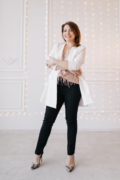 Zakelijke mode vrouw in een klassiek met witte jas | Premium Foto