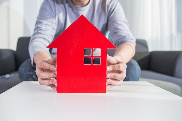 Zakenlieden houden huis model in de hand Gratis Foto
