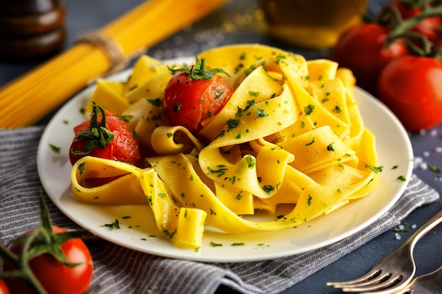 Zelfgemaakte Pasta Met Kruiden En Tomaten Gratis Foto