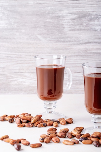 Zelfgemaakte warme chocolademelk drinken Premium Foto