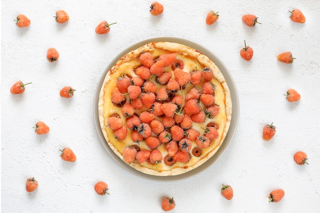 Zelfgemaakte zomer berry teer taart, verschillende bessen, gouden frambozen, bramen, rode bessen, frambozen en zwarte bessen, bovenaanzicht Gratis Foto