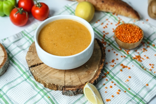 Zijaanzicht traditionele turkse linzensoep met tomaten en citroen op de