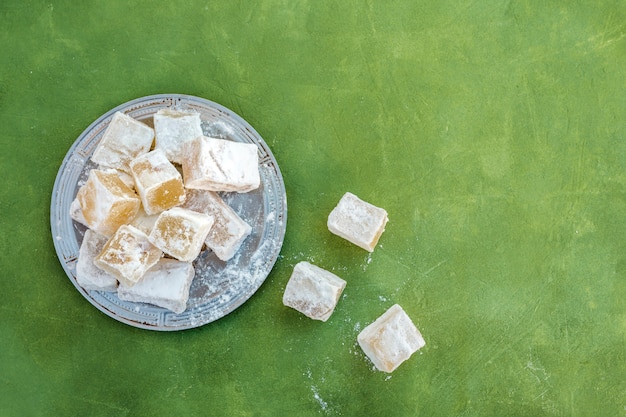 Zoete turkse verrukking op plaat op tafel Gratis Foto