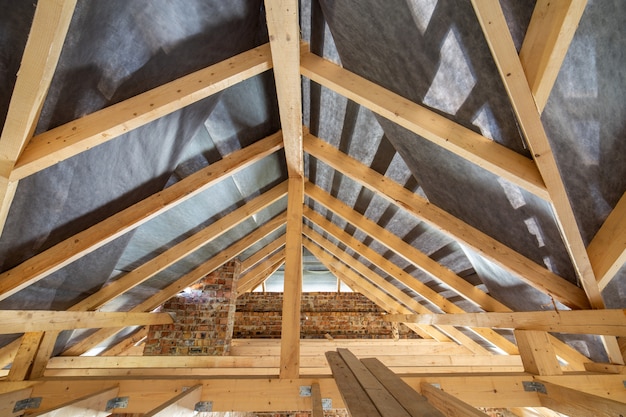 Zolder van een gebouw in aanbouw met houten balken van een