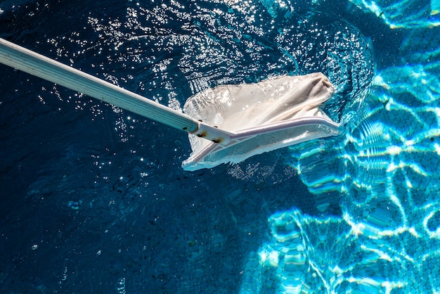 Zwembad netblad skimmer hark in de zomer. Premium Foto