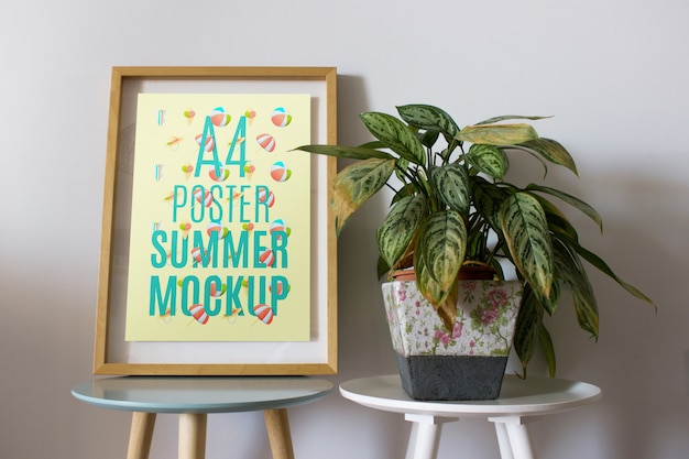 Frame mockup op tafel met plant PSD Bestanden Gratis Download