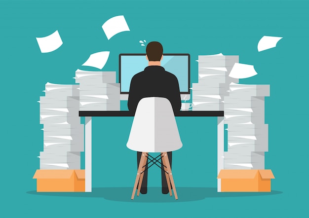 Bezige zakenman die aan computer met stapel van documenten werkt Premium Vector