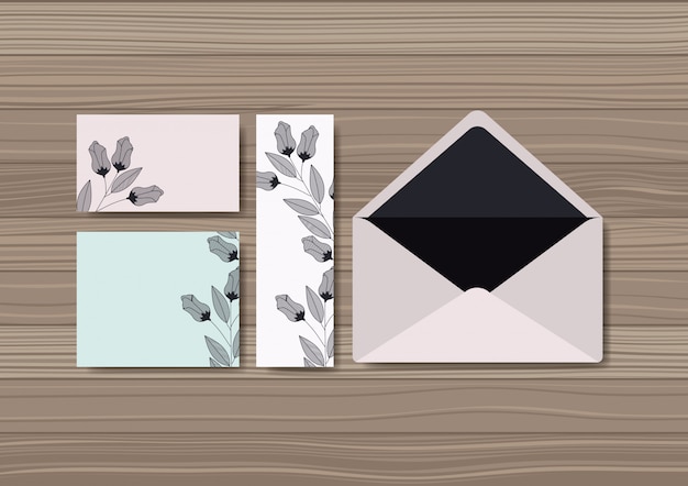 Envelop met uitnodiging en bloemendecoratie Gratis Vector