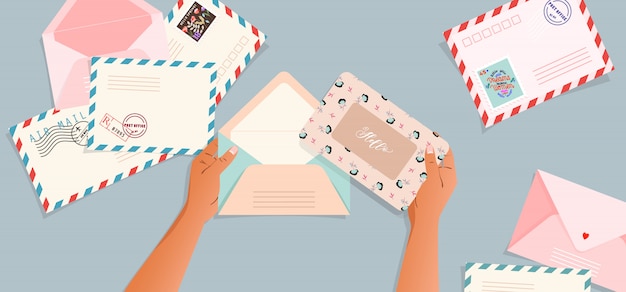 Geliefde Groot Draai vast Enveloppen en briefkaarten op tafel. handen met een envelop. bovenaanzicht.  wenskaart en een brief in een hand. moderne illustratie voor web en print.  retro kaarten en enveloppen. | Premium Vector