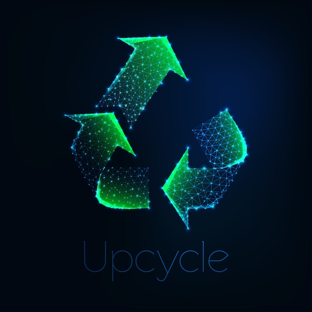 Futuristisch gloeiend laag veelhoekig groen upcycle symbool dat op donkerblauwe achtergrond wordt geïsoleerd. Premium Vector