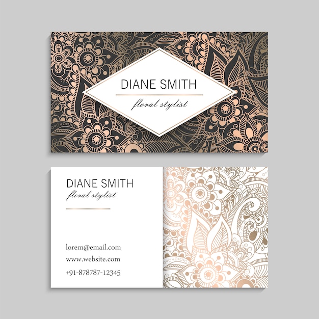 Luxe gouden visitekaartje sjabloon met met zentangle hand getrokken bloemen Gratis Vector