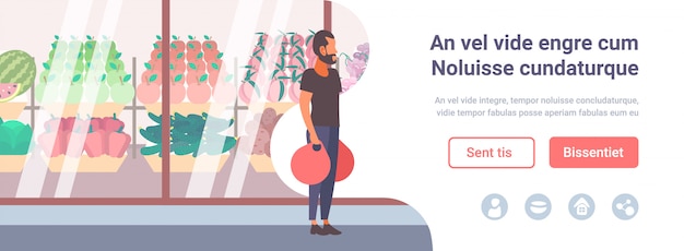 Man met boodschappentassen lopen voor vers fruit groenten moderne supermarkt winkel glazen venster man klant volledige lengte stripfiguur platte kopie ruimte Premium Vector