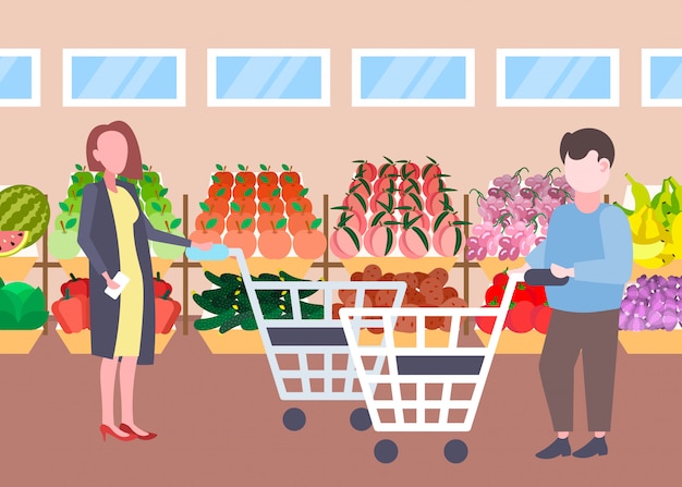 Man vrouw klanten houden trolley kar kopen verse biologische groenten groenten moderne supermarkt winkelcentrum interieur stripfiguren volledige lengte vlak horizontaal Premium Vector