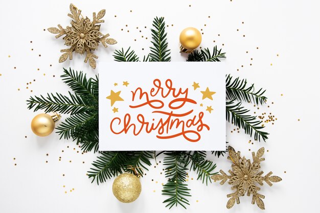 Merry christmas belettering op foto met twijgen | Gratis Vector