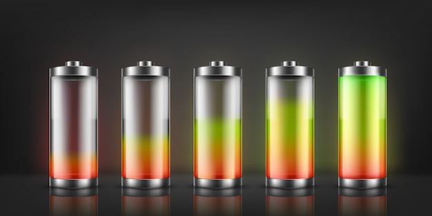 Reeks indicatoren van de batterijlading met lage en hoge energieniveaus die op achtergrond worden geïsoleerd. Gratis Vector