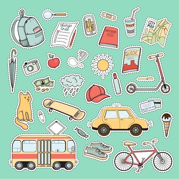 Reeks kleurrijke stadsleven patches - rugzak, fiets, tram, taxi auto, skateboard, kaart, boek, gids en andere toeristische benodigdheden Premium Vector