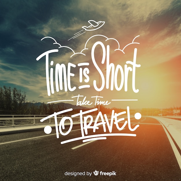 Reizen belettering met citaat en afbeelding Gratis Vector
