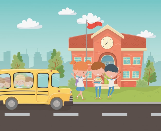 Schoolgebouw en bus met kinderen in de scene Gratis Vector