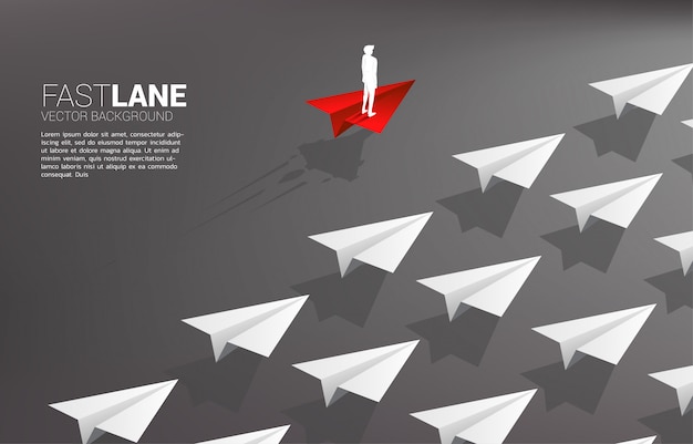 Zakenman die zich op rood origamidocument vliegtuig bevindt is beweging sneller dan groep wit. Premium Vector