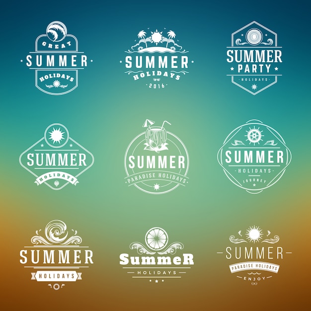 Zomervakantie etiketten of badges retro typografie vector ontwerpsjablonen instellen. Premium Vector